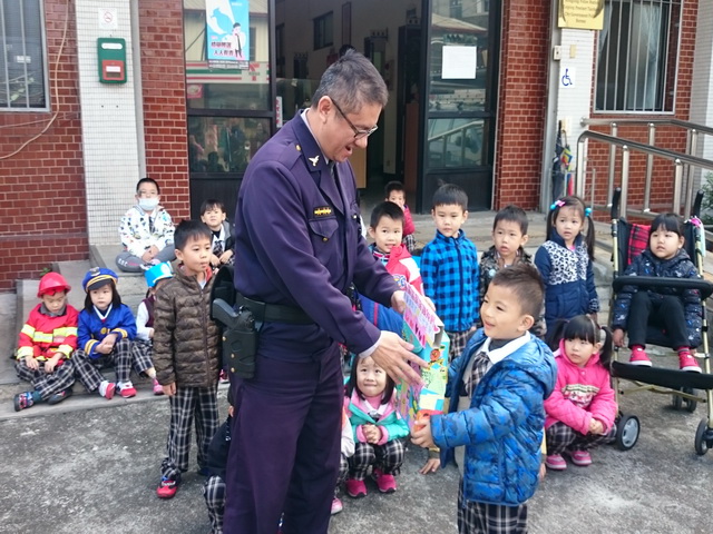 幼兒園參訪宏龍派出所　體驗警察辛勞