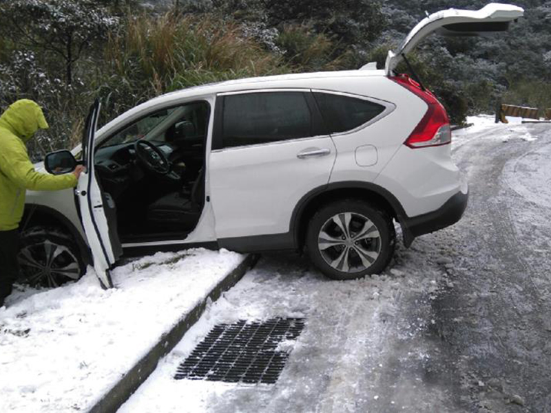 民眾蜂擁上陽明山賞雪　交通事故頻傳