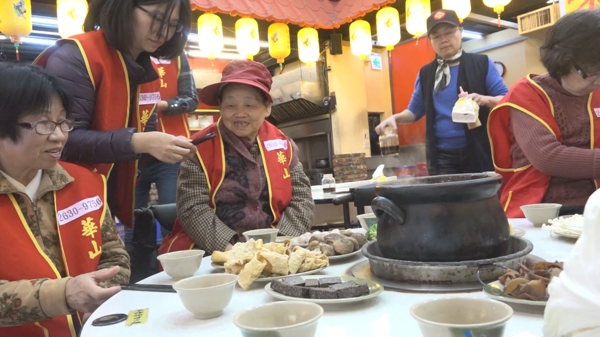 闕枚莎與餐飲店捐款助弱勢　華山獨老開心圍爐