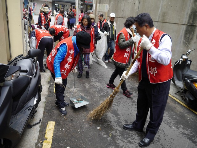 迎接農曆春節　新竹郵局與大聖會合力掃街