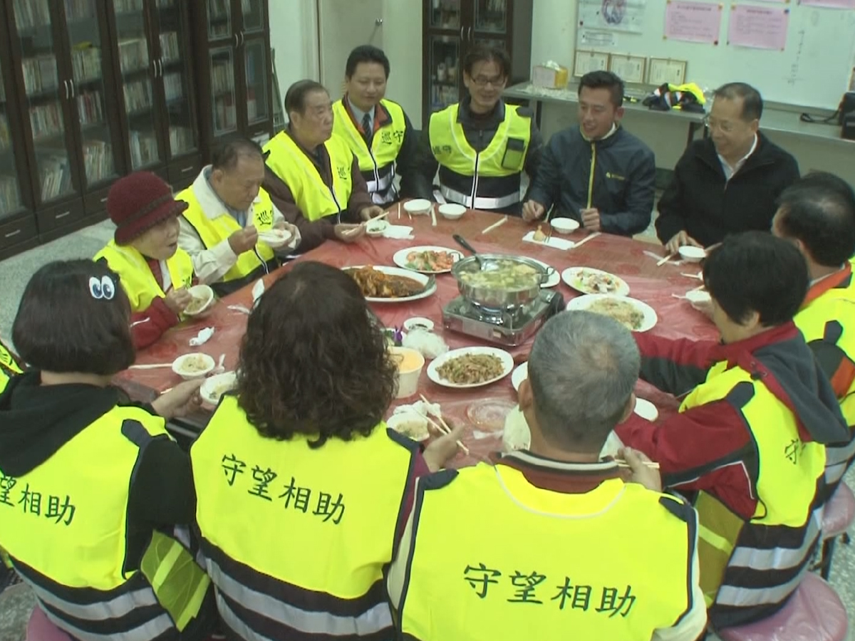 慰問東山巡守隊　林智堅陪同巡邏社區安全