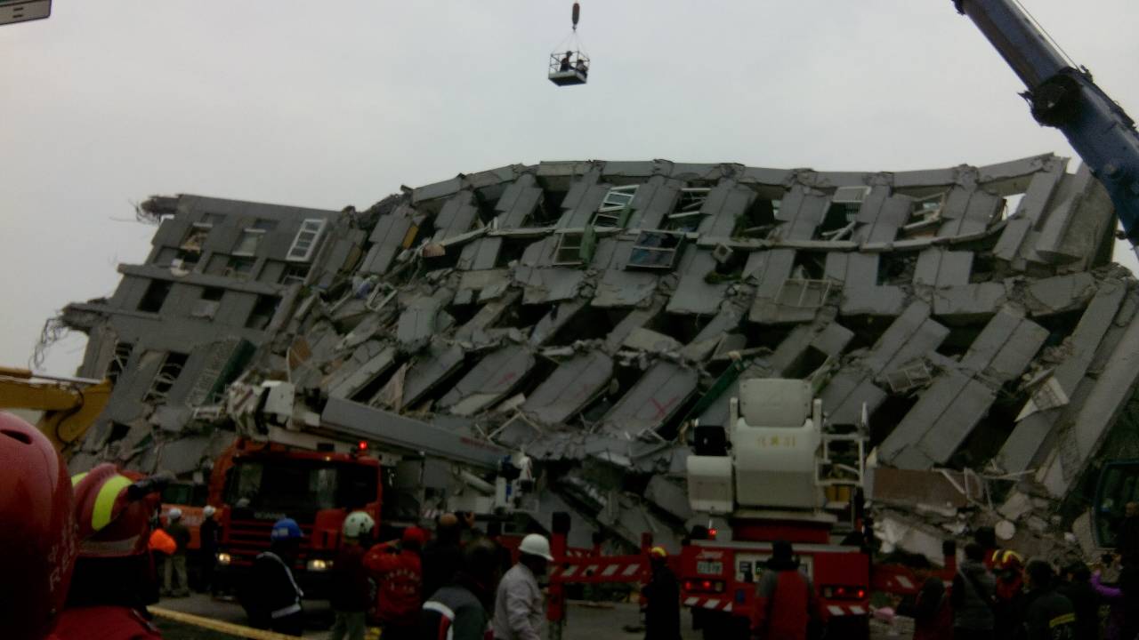 強震重創台南　永康區維冠金龍大樓倒塌