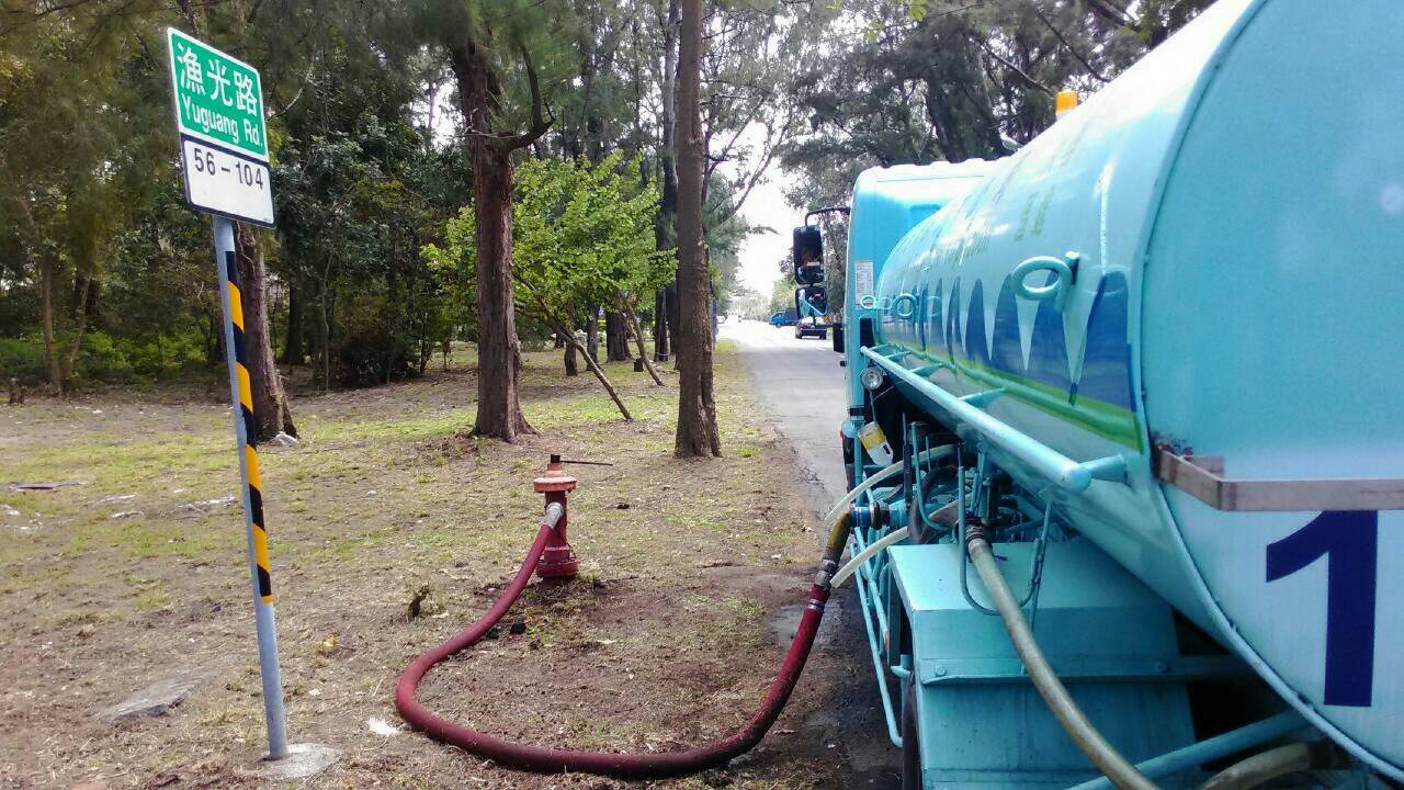 顛覆傳統作法　台水利用消防栓注水送到各缺水戶