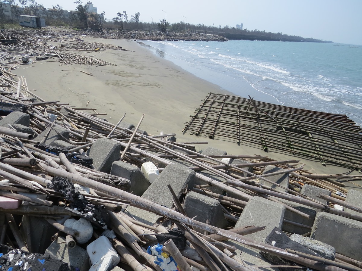 布袋海灘堆積大量廢棄蚵棚　何時淨灘受關注