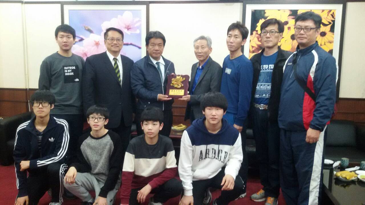 互換紀念禮物　南韓檀國大學跆拳道與南市學校展開交流