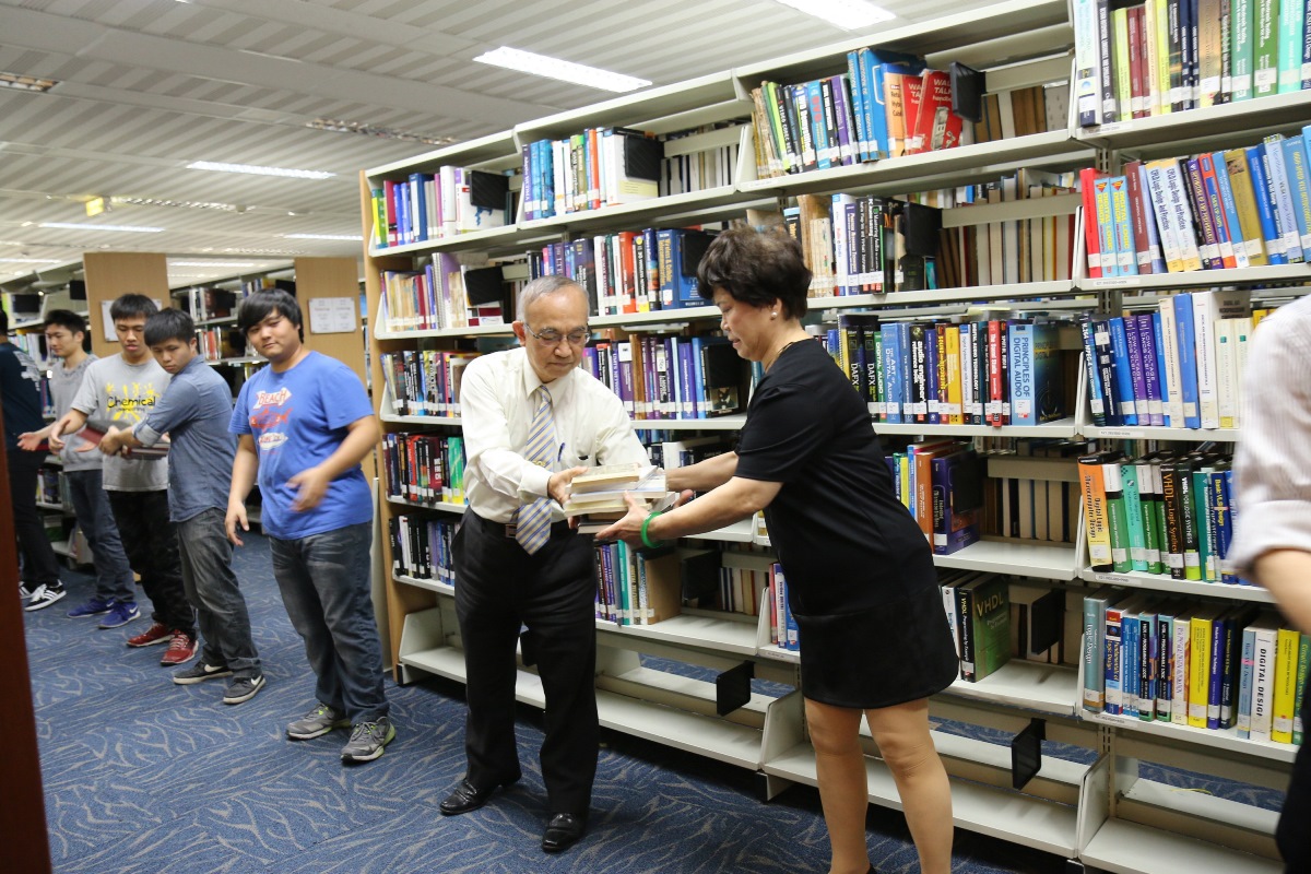 百名學生人龍接力　助崑山科大圖書館震後復原