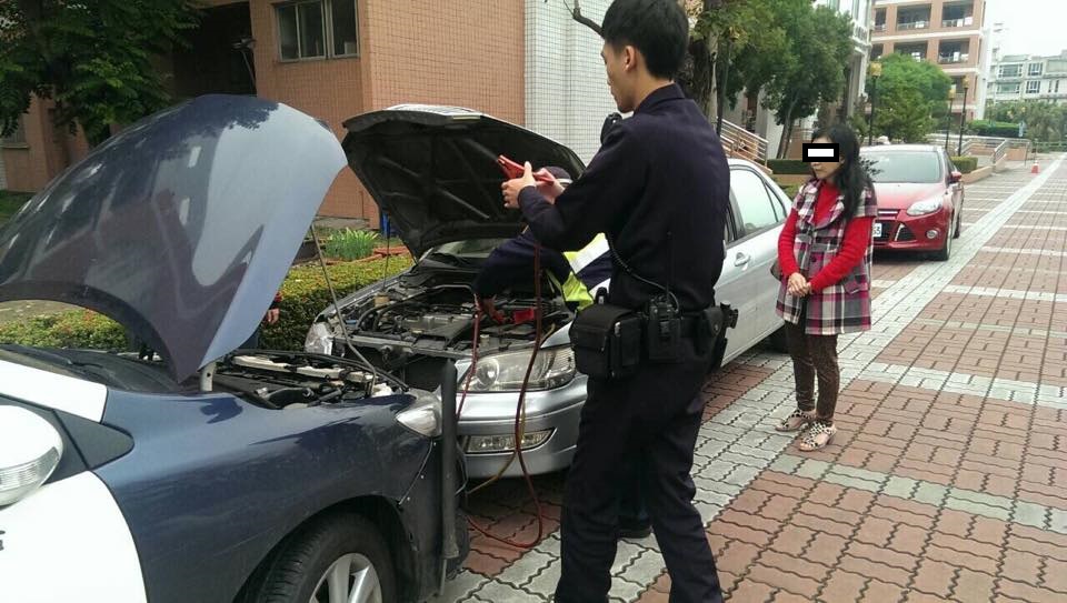 汽車沒電待救援　線上巡邏警力相助