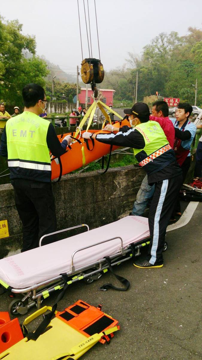 男子騎車恍神墜落溝渠　消防員吊起緊急送醫搶救