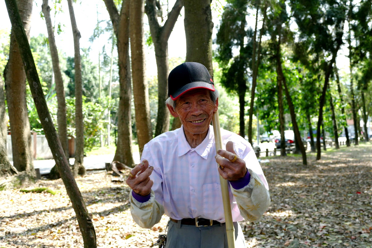86歲翁打掃公園如自家　「盼埔里也能像日本一樣乾淨」