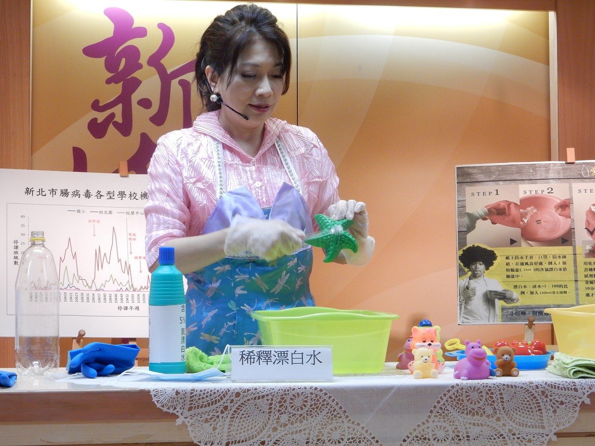 家事女巫示範配製稀釋漂白水　消毒玩具確保幼童生長環境