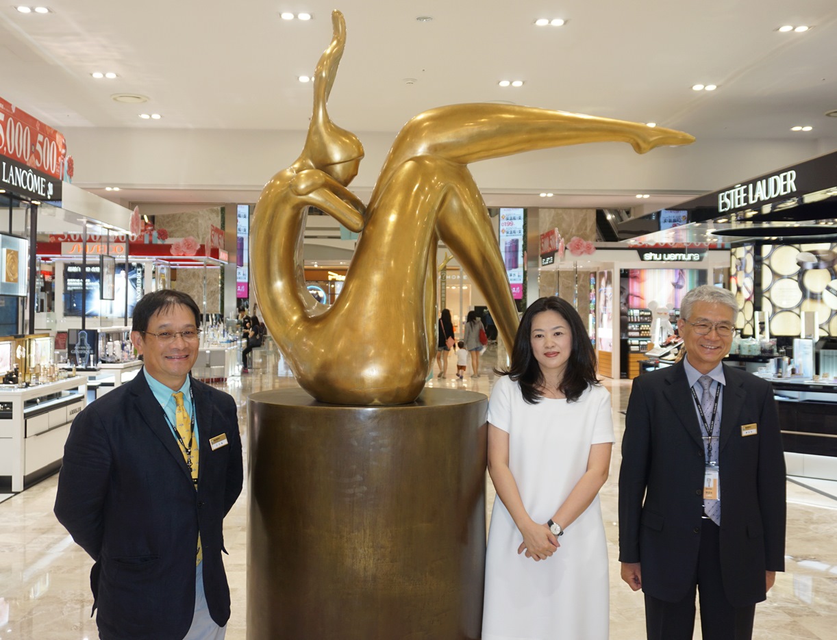 慶祝母親節　南紡購物中心女性銅雕藝術展開鑼