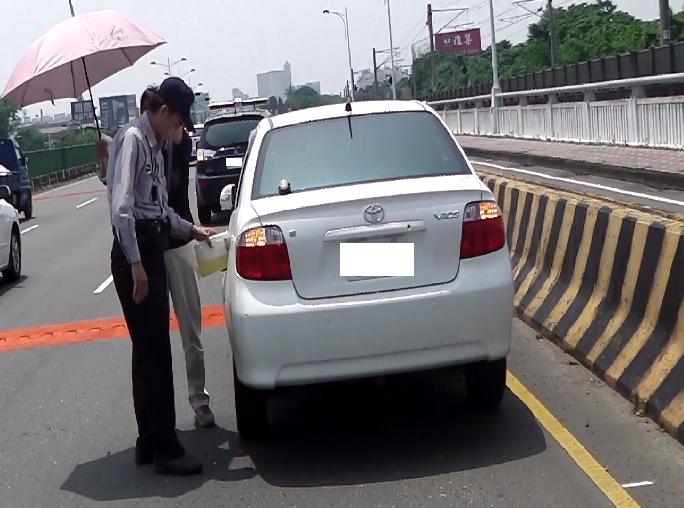 熱心員警火速提油相助　民眾直呼足感心