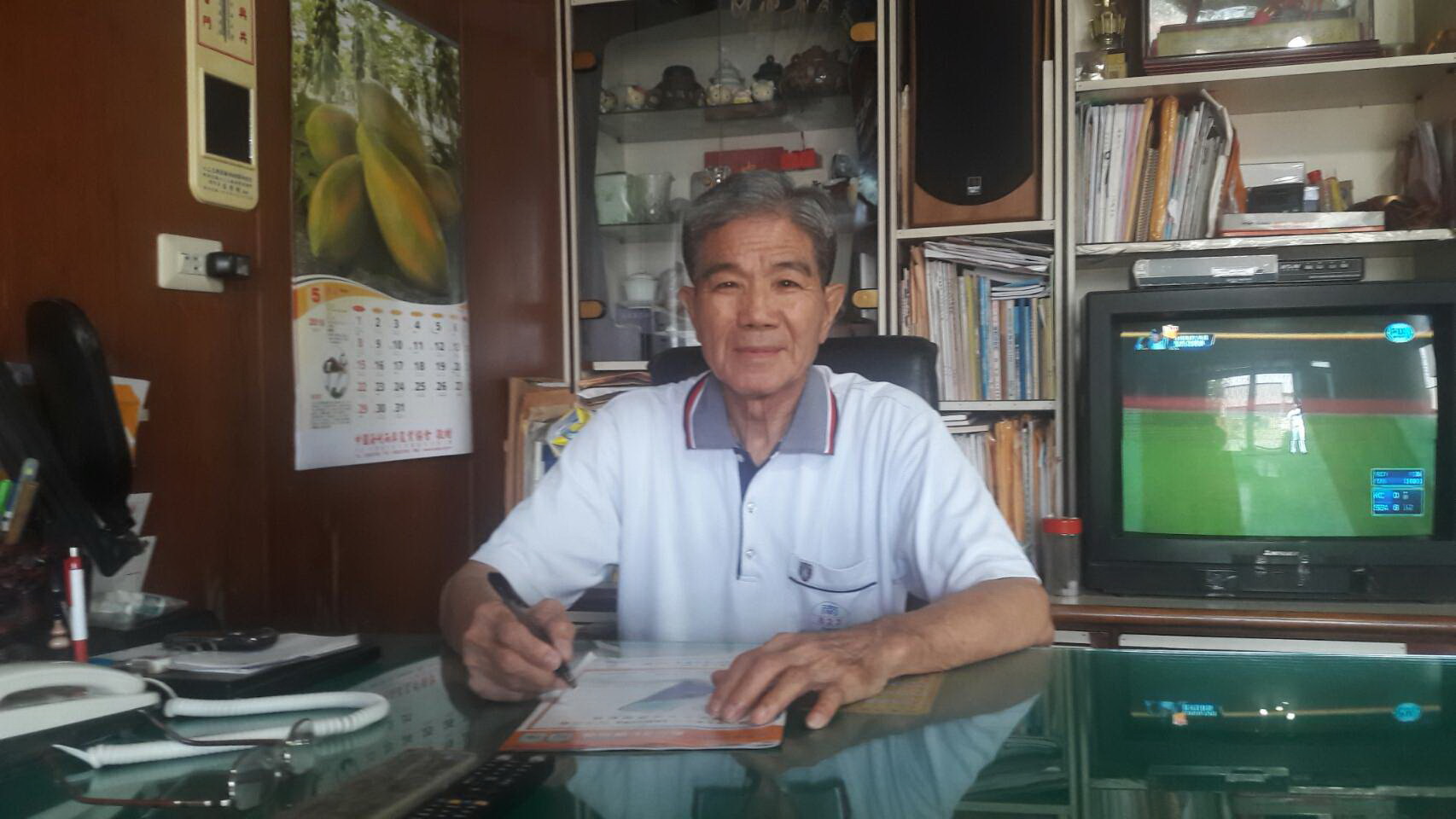 歷經5年奮鬥　80歲前安定農會總幹事考取華語領隊證照