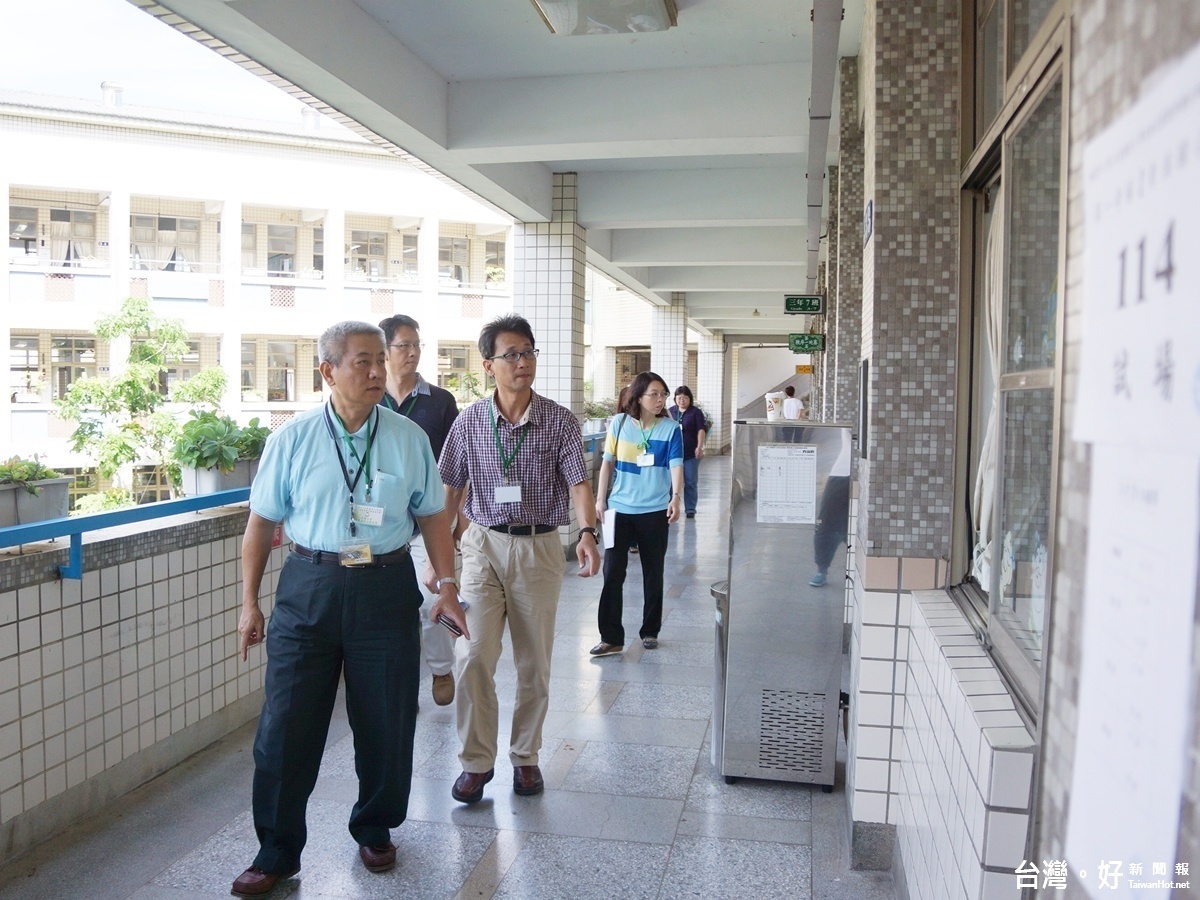 桃園市教育局舉辦105年度國民小學及幼兒園教師聯合甄選，教育局長高安邦在試務人員陪同巡視考場的情形