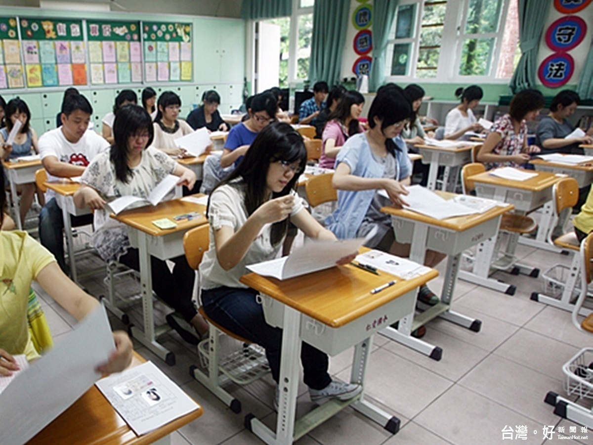 桃園市教育局舉辦105年度國民小學及幼兒園教師聯合甄選，考生應考的情形