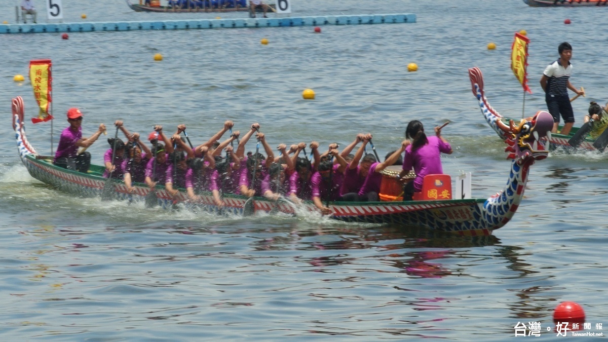 水里商工女子龍舟隊〈著紫色衣服者〉比賽情景。〈圖片水里商工提供〉