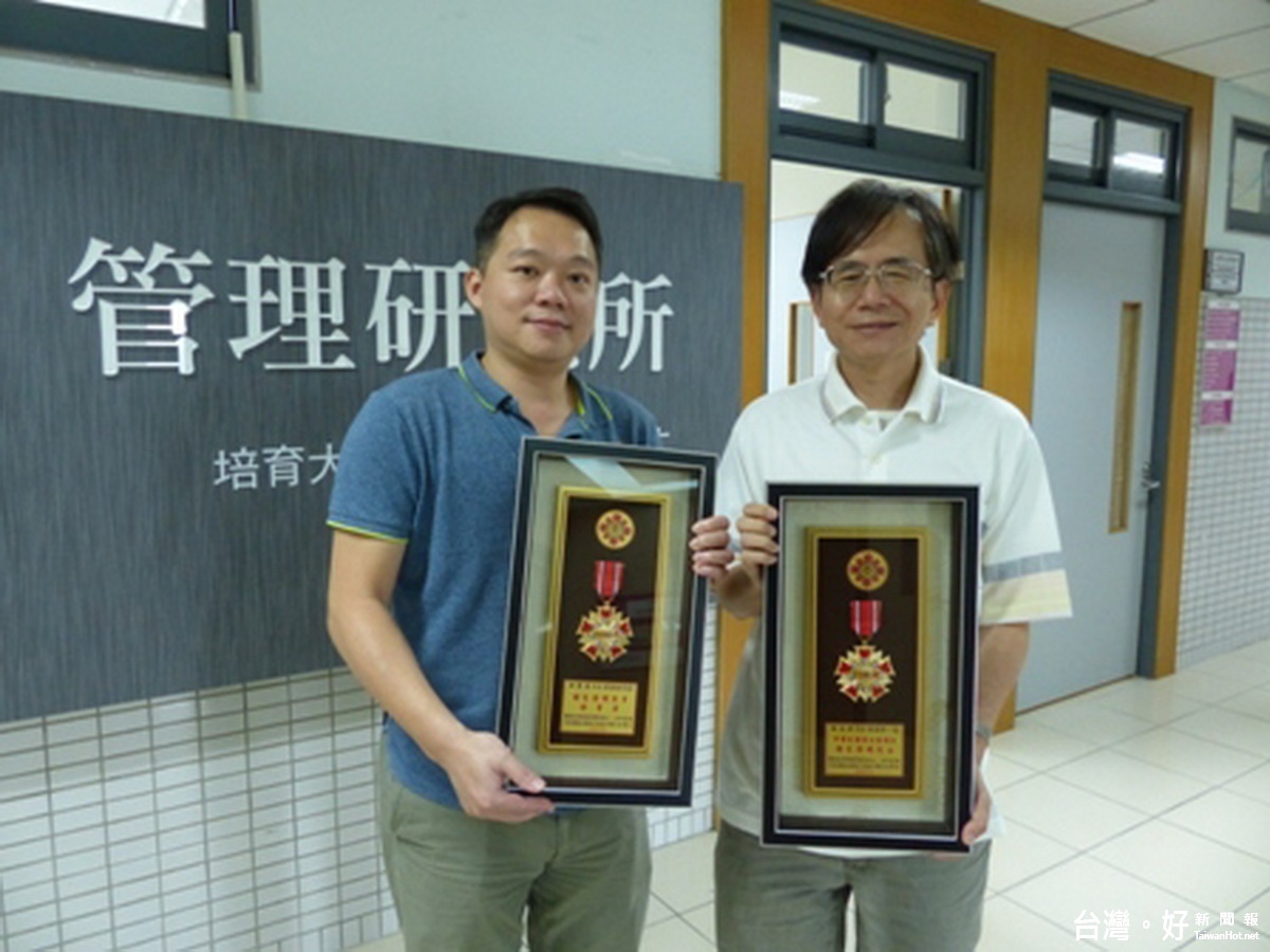 明新科大林永禎教授(右)、白東岳助理教授日前分別榮獲「世界發明家大賽」國家發明院士以及國家發明獎章(特等獎)榮譽。 