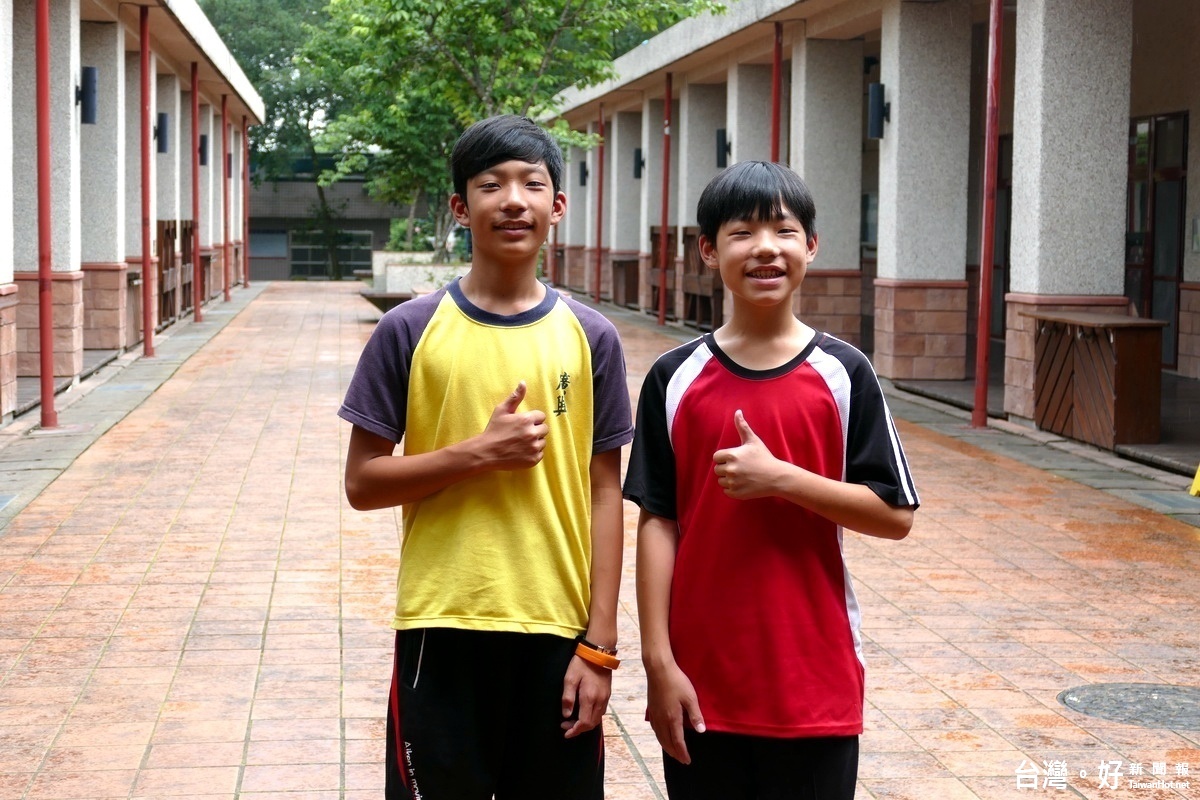 鹿谷鄉廣興國小雙胞胎兄弟張詠傑(右)、張詠程，在校長黃應欽的安排下，成為學校第一對登上玉山主峰的畢業生。