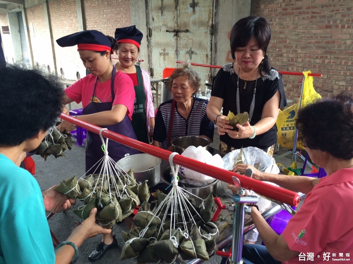 總幹事林翠香以熟練的手藝包起粽子，讓班員們相互觀摩學習。（記者蘇榮泉攝）