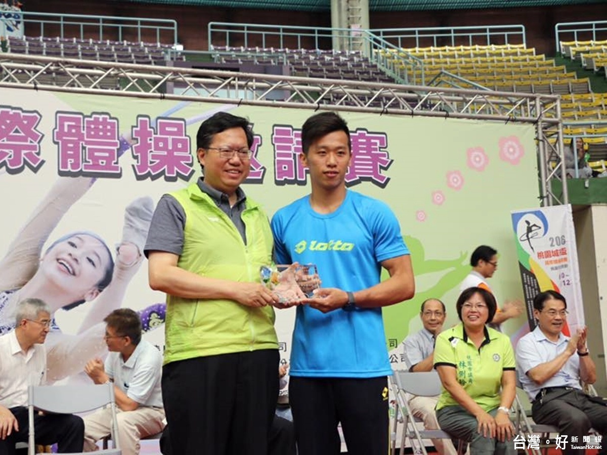 鄭市長典禮中也特別表揚國立體育大學的李智凱同學,他即將代表台灣參加巴西里約奧運,鄭市長頒贈刻有「逐夢踏實」的紀念牌