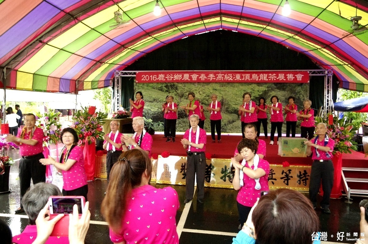 活動中，由吳佩芳老師所指導的「樂齡班」長者，在春茶比賽頒獎典中粉墨登場。