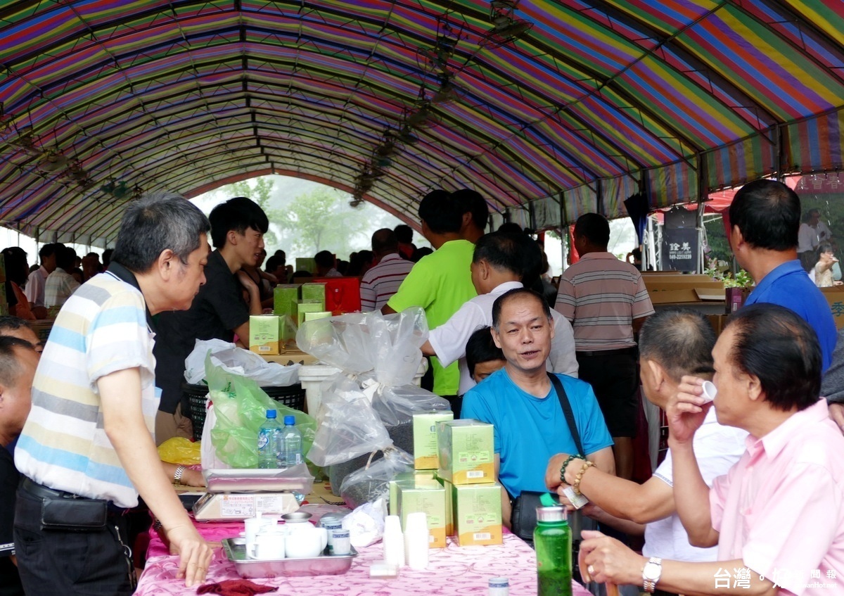 雖然天公不作美下起雨來，還是吸引許多喜愛喝茶的同好上山找茶，現場交易熱絡。