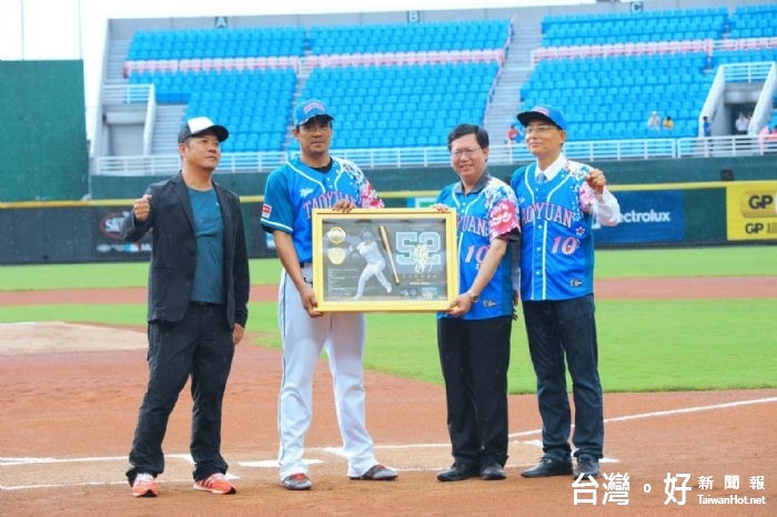 鄭市長頒發「桃園市榮譽市民紀念獎幀」予台灣巨砲陳金鋒,表彰他對棒球運動的貢獻。