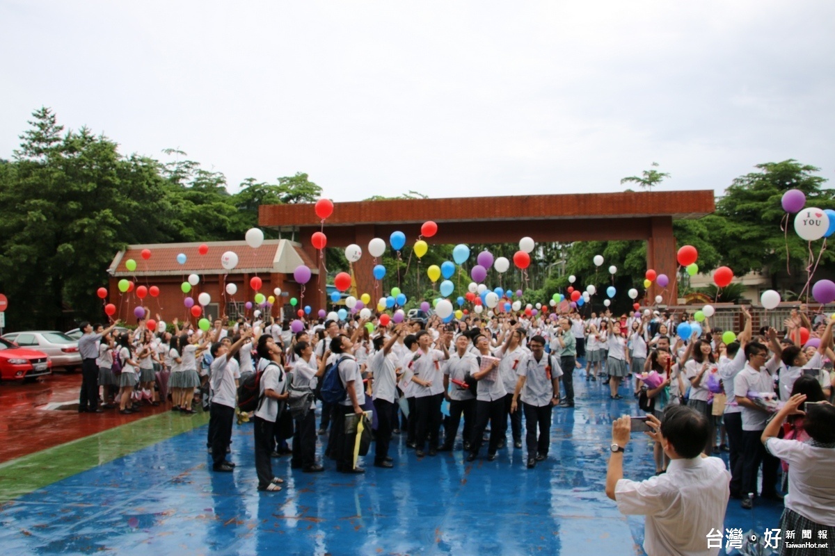 畢業生施放氣球，放心去飛，離開校園。