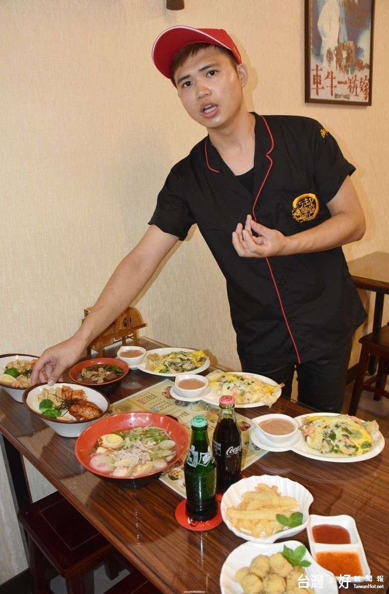 斗六御鼎站餐館主廚陳韡仁，細數他烹調的懷舊美食料理。（記者郭春輝攝）