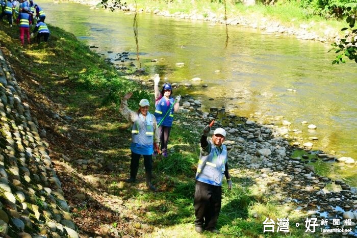 鄭市長希望在水環境巡守隊及環保局的共同守護下，逐步達到「水清魚現、綠色桃園」的目標。