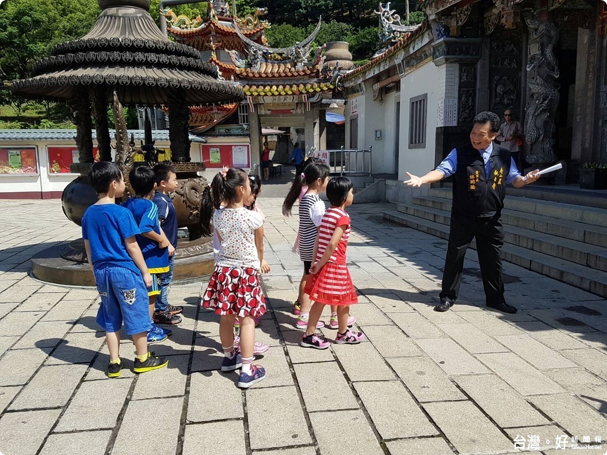 壽山巖觀音寺董事長林明騰邀請小朋友們一起畫出寺廟古蹟文化之美。