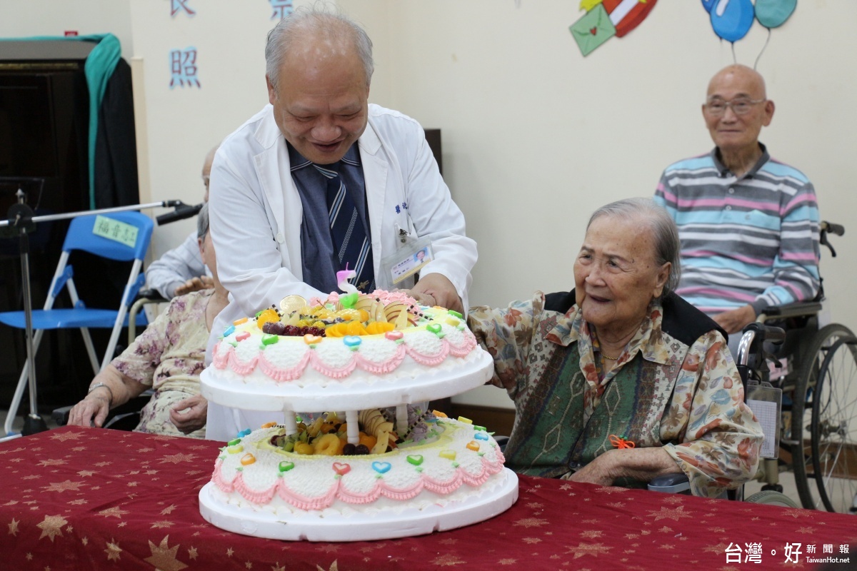 保康基金會董事長陳誠仁與黃杜玉燕奶奶一同切雙層蛋糕