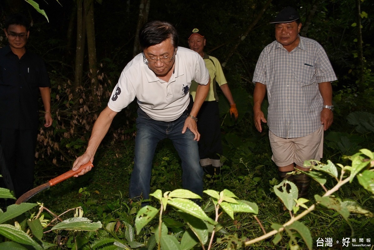 林縣長深入野溪河床，發現把馬坑溪護岸基礎掏空，導致背填嚴重流失，形成10多處大坑洞情形。