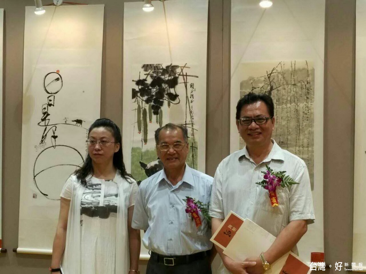 南投書畫家李轂摩(中)也參展。