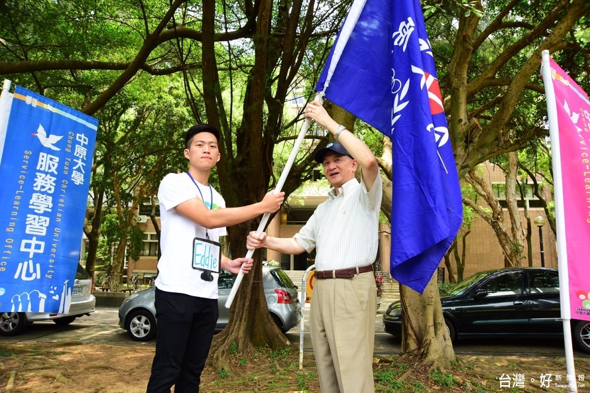 中原國際海外志工隊啟航,中原校長張光正(右)親自授旗。