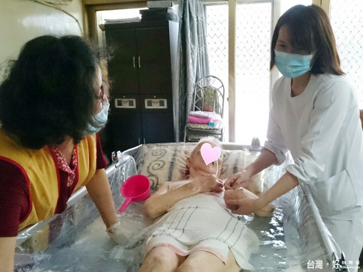 創世的「到植物人宅服務」由護理師、社工與到宅義工組合而成,是送愛到家的堅強團隊