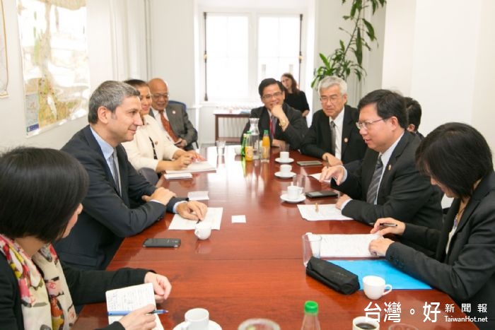 桃園市長鄭文燦拜會巴黎主管交通公共空間副市長Christophe Najdovski,希望吸取巴黎市完整規劃公共運輸方面的經驗。