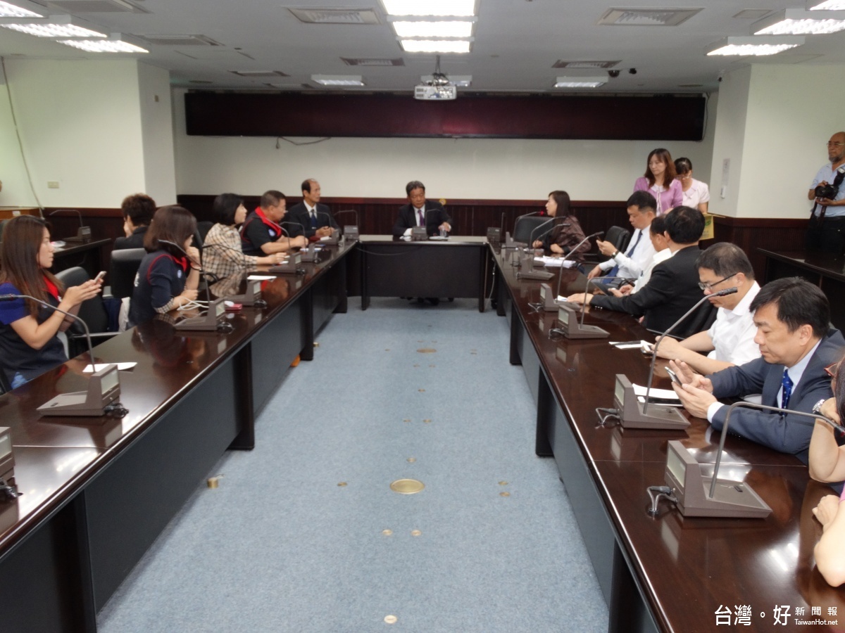 市議會美豬瘦肉精昨再攻防,藍綠議員議場互嗆。大會主席代議長郭信良於一樓小簡進行政黨協商,雙方各執己見,協商破局。