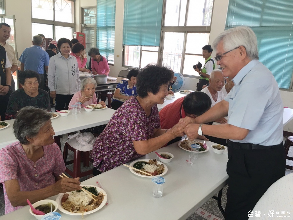 圖說：雲林縣第29個設立的斗南鎮小東長青食堂，今日上午揭牌試辦，社區長者開心共進午餐。（記者簡勇鵬攝）