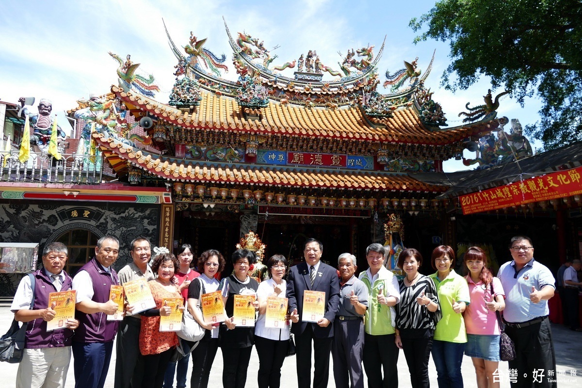 靈德廟管理委員會副主委林信雄(右6)頒感謝狀給贊助活動的各社團單位。