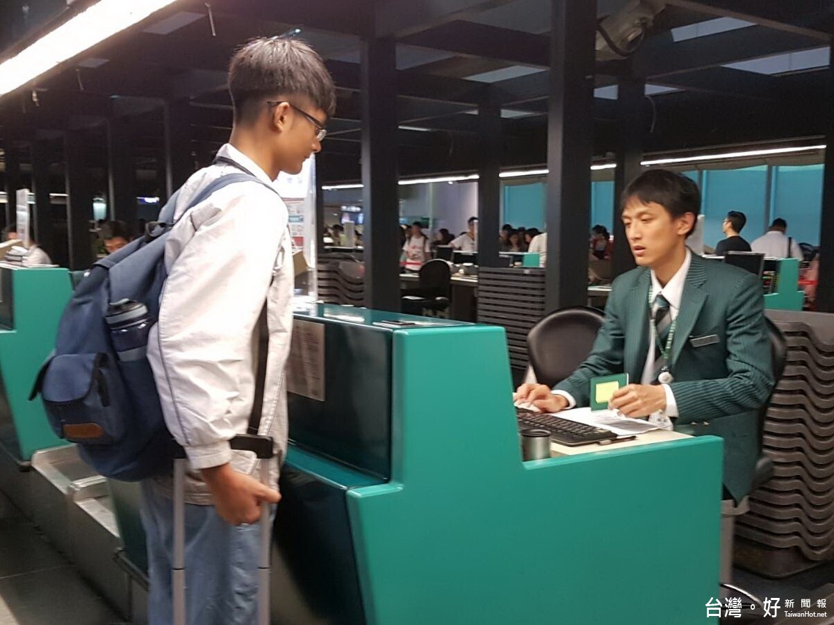 獲得補助的學生周昌輝,如願搭機前往菲律賓遊學。