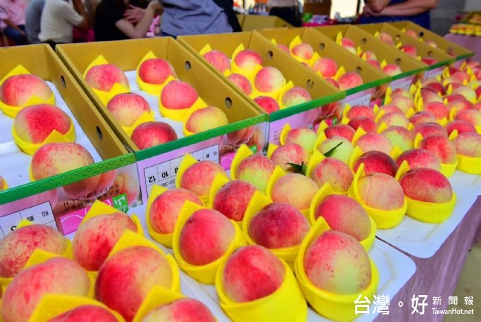 購買金額達6,000元(含)以上,兌換摸彩券,有機會獲得新台幣40萬元以上的轎車特獎。