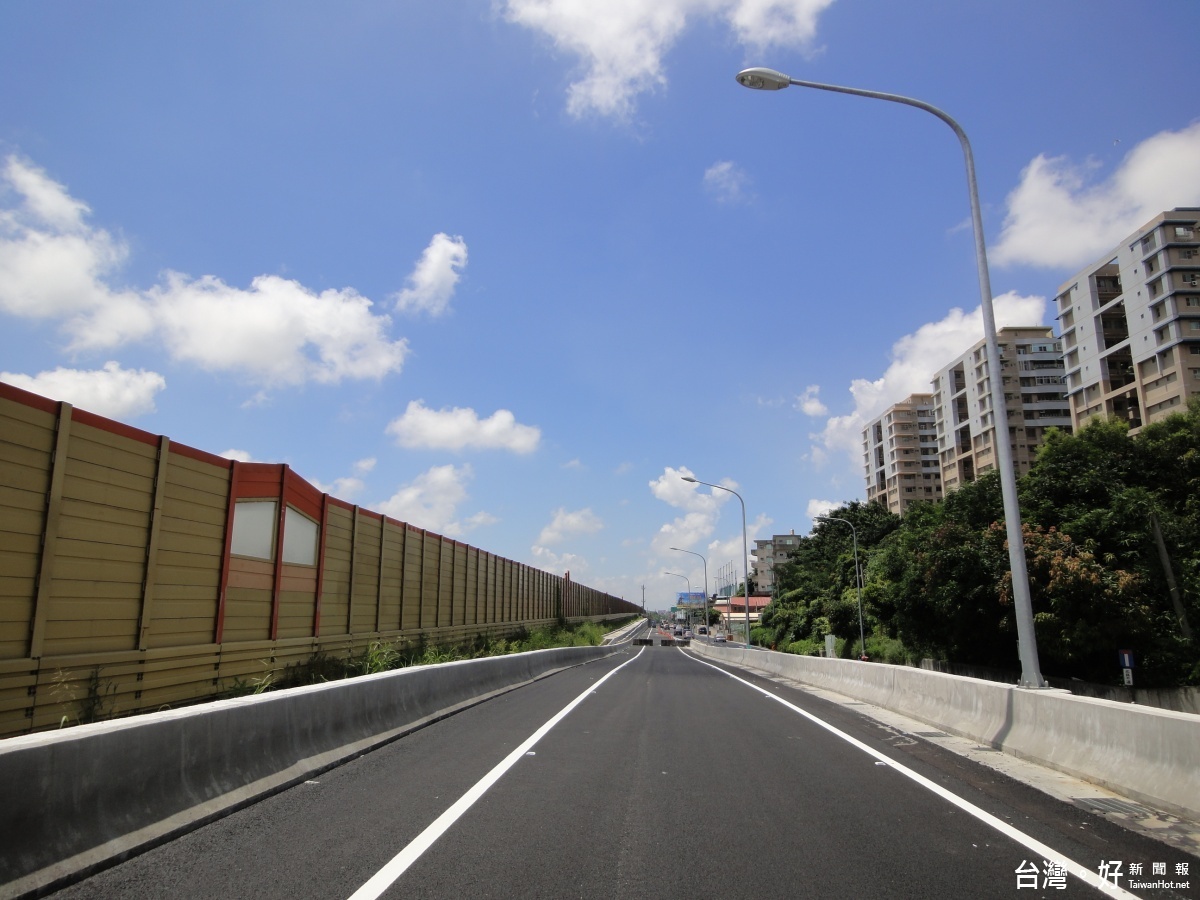 大灣交流道南下匝道預計7月6日下午4點開放通車,見已增闢完成。