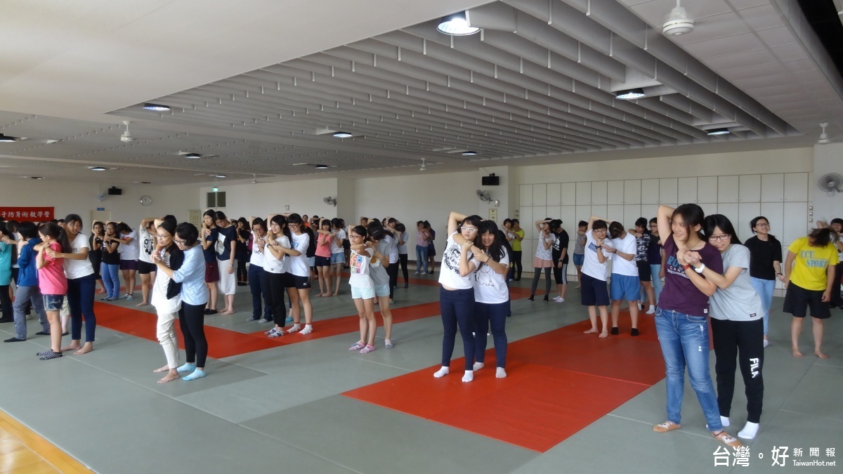 圖說1、2:市警局辦理女子防身術教學活動溫馨落幕