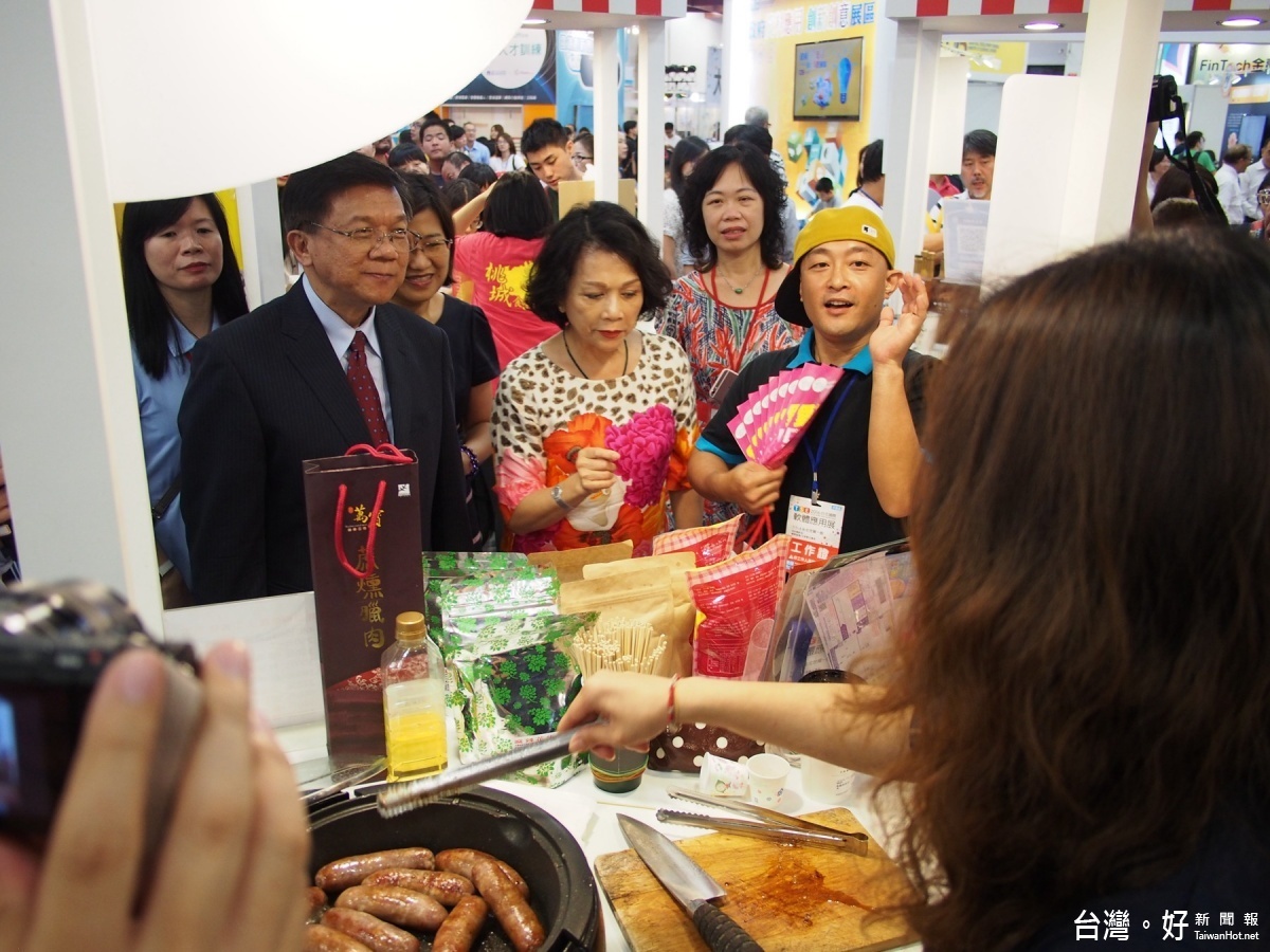 李世光部長至花蓮愛媽咪伴手禮體驗花蓮在地農特產品。