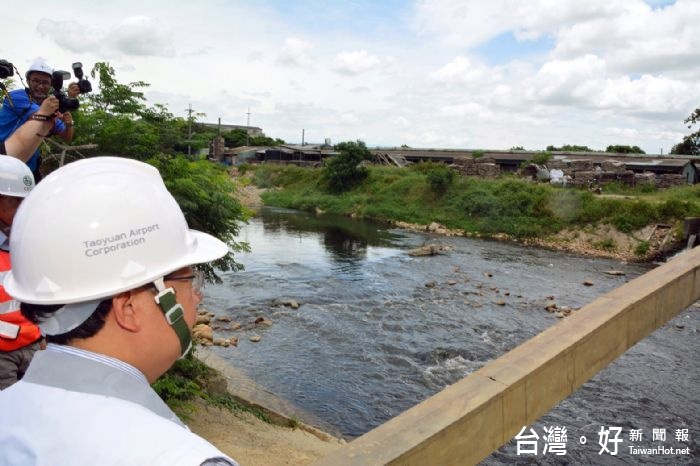 桃園市長鄭文燦視察桃園機場防汛整備工作,機場公司的應變小組與市府的災害應變中心隨時保持密切聯繫,雙方都已做好萬全準備。