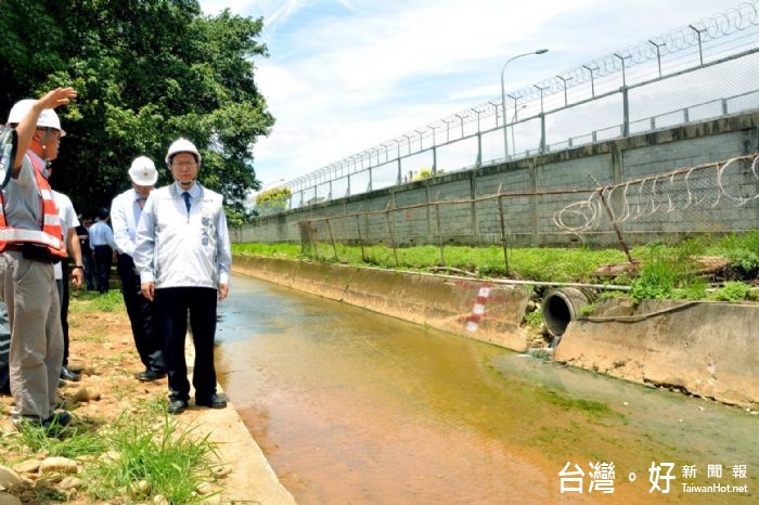桃園市長鄭文燦視察桃園機場防汛整備工作,機場公司的應變小組與市府的災害應變中心隨時保持密切聯繫,雙方都已做好萬全準備。