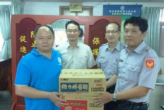 北港分局長鍾承志偕同警友辦事處主任蔡東霖慰問堅守崗位的第一線員警辛勞。(記者陳昭宗拍攝)