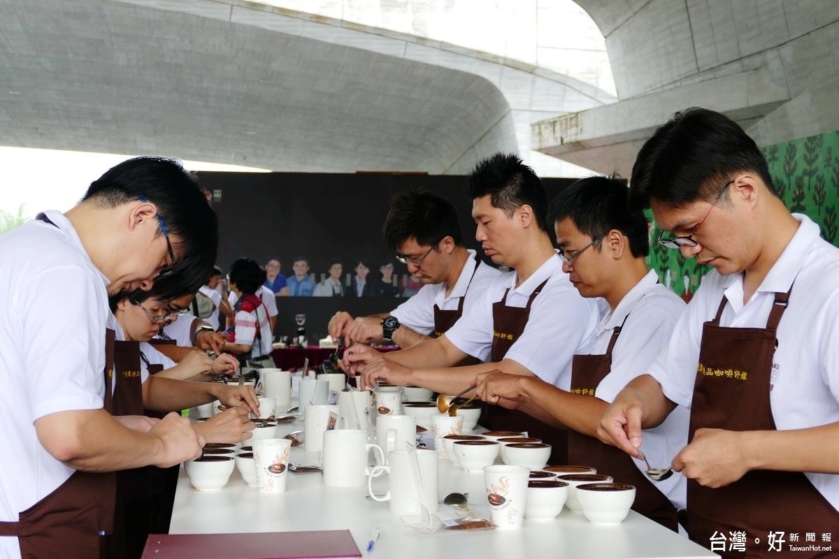 「第二屆日月潭精品咖啡比賽」包括世界烘豆冠軍、世界杯測冠軍等好手，以專業嚴格的評選方式進行評審。