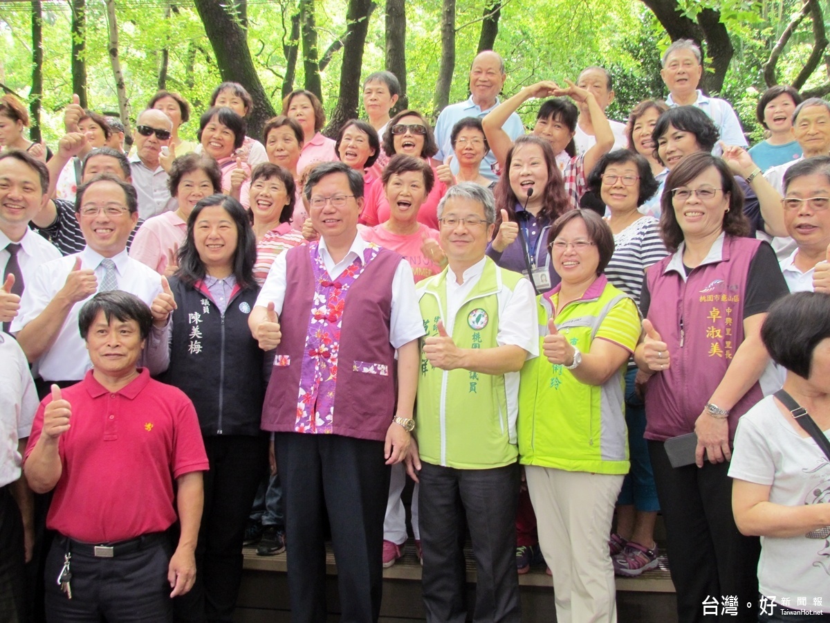 打造虎頭山生態公園市長鄭文燦解與運動的民眾一起開心的合影